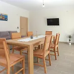 Three-bedroom In Dugogabe 펜션
