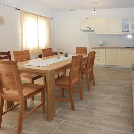 Three-bedroom In Dugogabe