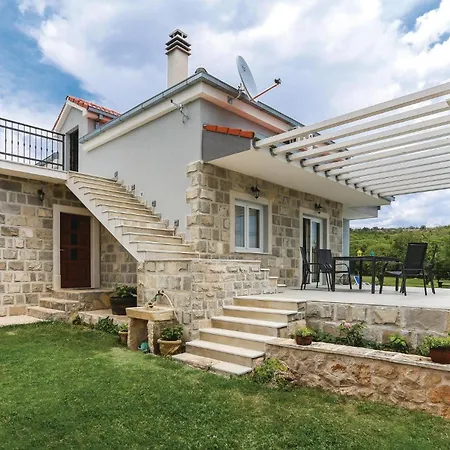 Three-bedroom In Dugogabe 度假居