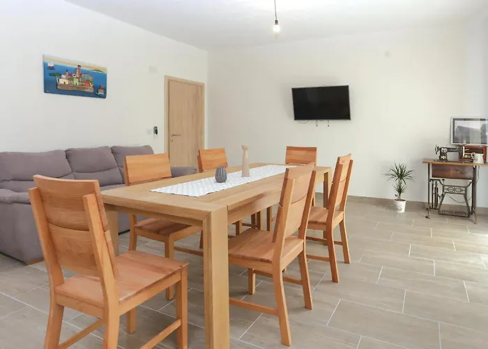 Three-bedroom In Dugogabe 度假居