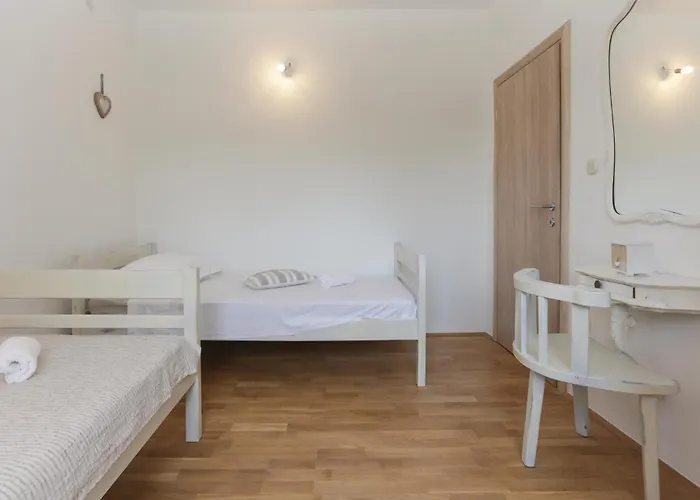 Three-bedroom In Dugogabe 度假居 *