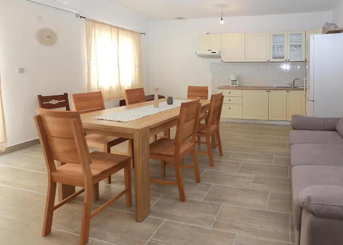 Three-bedroom In Dugogabe