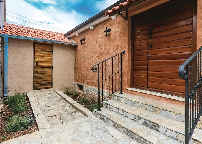 Three-bedroom In Dugogabe