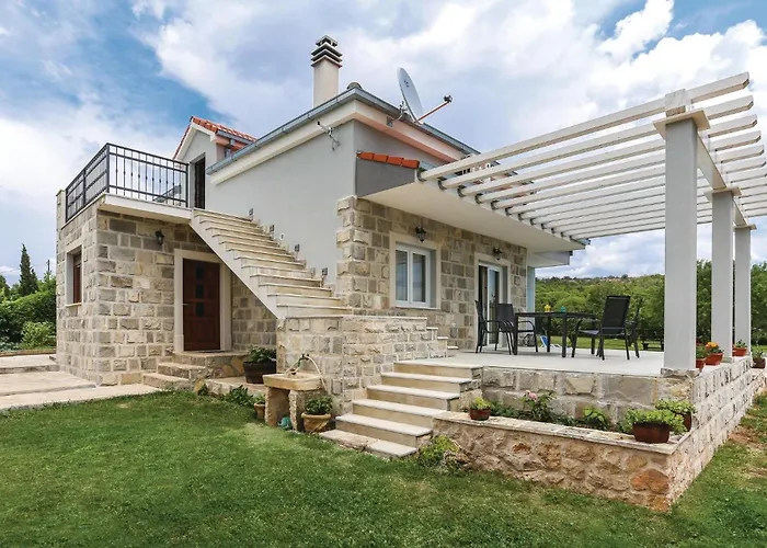 Three-bedroom In Dugogabe 度假居